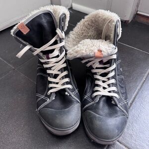 Stylish Black High-Top Sneakers with Cozy Lining